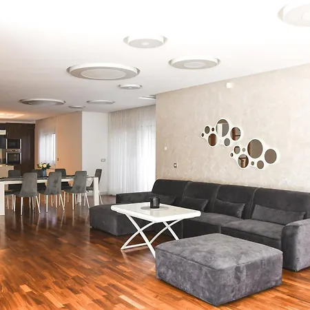 Luxury Five Villa *